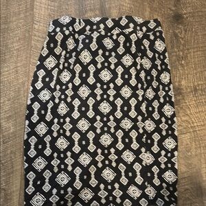 Black and White Patterned Women's Skirt from Maurice’s. Elastic waist.
